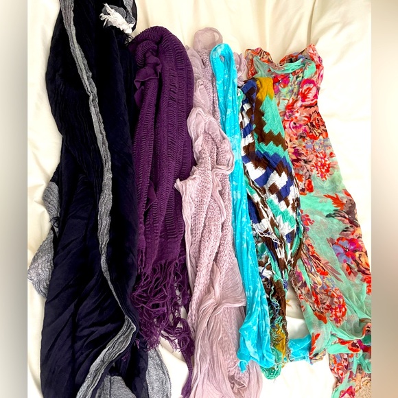 6-Multi colored scarves - Picture 1 of 7